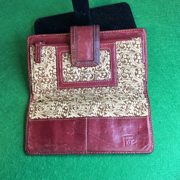 FOSSIL VINTAGE IN RICH RED LEATHER LONG WALLET - Picture 5 of 15